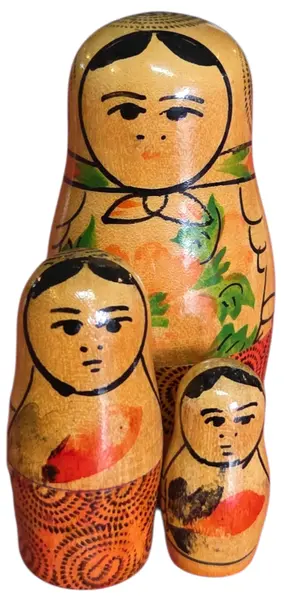 Foto de um(a) Matrioska Russa - Conjunto com 3 Bonecas "Rossiyanochka", da categoria de Bonecas. Charme e tradição em miniatura! Peça original da era soviética. Este conjunto de Matrioskas (bonecas russas) é uma peça... Mostrado de uma perspectiva diferente. Vendido no marketplace Trésors.