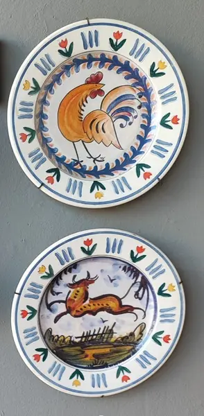 Foto de um(a) Pratos Cerâmica Oxford, Década de 2000, da categoria de Pratos Decorativos. Dois pratos rasos de cerâmica oxford dos anos 2000 com decoupage espanholas de um galo e outro de cervo, com suporte para... Mostrado de uma perspectiva diferente. Vendido no marketplace Trésors.