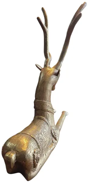 Foto de um(a) Cervo Majestoso em Bronze, da categoria de Escultura. Esta escultura captura a essência da vida selvagem com um realismo impressionante. Fundida em bronze de alta qualidade, a... Mostrado de uma perspectiva diferente. Vendido no marketplace Trésors.
