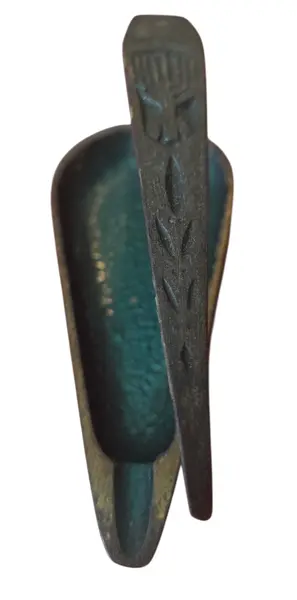 Foto de um(a) Cinzeiro Israelense em Relevo, da categoria de Cinzeiros. Uma peça que é pura história. Este cinzeiro traz gravuras detalhadas em alto-relevo que homenageiam os marcos históricos de... Mostrado de uma perspectiva diferente. Vendido no marketplace Trésors.