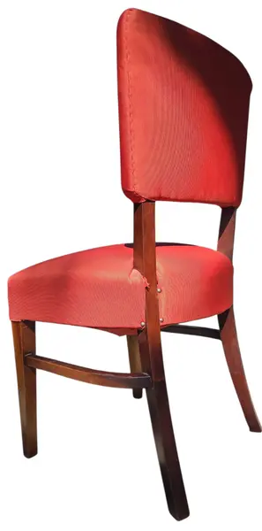 Foto de um(a) Cadeira em Madeira Nobre e Tecido Canelado Vermelho, da categoria de Outras cadeiras. Clássico do design mobiliário Mid-Century nacional. Esta cadeira combina a robustez e a elegância da madeira maciça escura... Mostrado de uma perspectiva diferente. Vendido no marketplace Trésors.