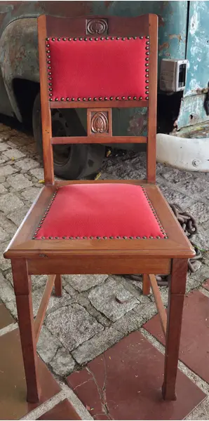 Foto de um(a) Cadeira Centenária em Imbuia Maciça, da categoria de Outras cadeiras . Adicione personalidade e história ao seu ambiente com esta belíssima cadeira centenária. Executada em Imbuia, uma das... Mostrado de uma perspectiva diferente. Vendido no marketplace Trésors.