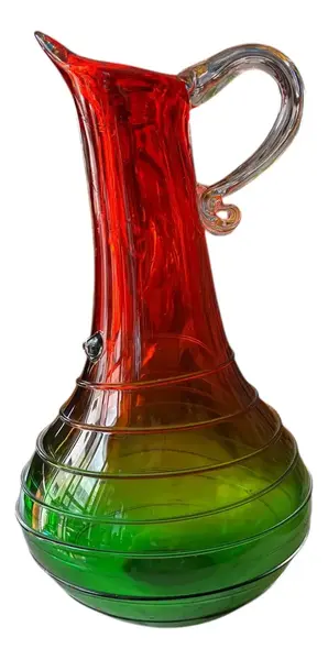 Foto de um(a) Antiga Jarra Art Deco Em Legítimo Murano Italiano Vermelho, da categoria de Jarros. Antiga e diferente jarra em Murano Italiano em tons de vermelho e verde, peca artística, toda feita à mão. Uma... Vendido no marketplace Trésors.