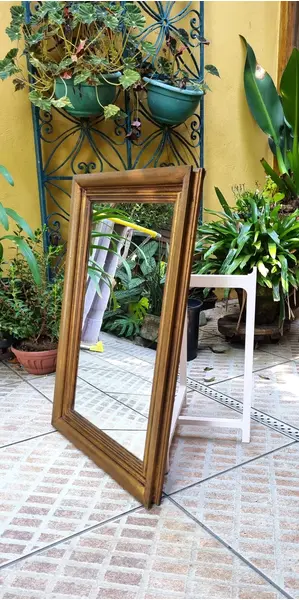 Foto de um(a) Espelho vintage, com moldura em madeira, da categoria de Espelhos. Linda peça em perfeito estado, sem riscos, moldura em madeira com douração. Mostrado de uma perspectiva diferente. Vendido no marketplace Trésors.
