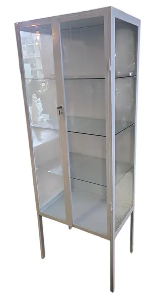 Foto de um(a) Farmacinha Vintage Branca, da categoria de Armários e Guarda Roupas. Autêntica cristaleira hospitalar vintage, popularmente conhecida como "farmacinha". Esta peça combina a robustez do... Vendido no marketplace Trésors.