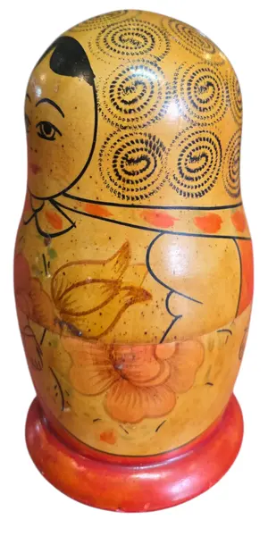 Foto de um(a) Matrioska Russa Vintage (USSR) - Conjunto com 5 Bonecas Pintadas à Mão, da categoria de Bonecas. Relíquia soviética autêntica para colecionadores e amantes de decoração vintage! Este belo conjunto de Matrioskas (bonecas... Mostrado de uma perspectiva diferente. Vendido no marketplace Trésors.