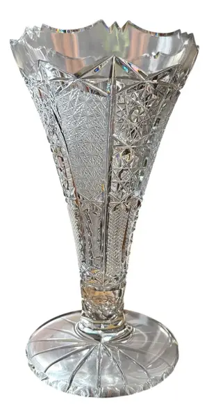 Foto de um(a) Antigo Lindo Vaso Jarro Em Cristal Tcheco Lapidado À Mão, da categoria de Vasos. Antigo e lindo vaso em cristal Tcheco, todo lapidado à mão. Lapidação estrelada e ponta de diamante. Ótimo formato com a... Vendido no marketplace Trésors.