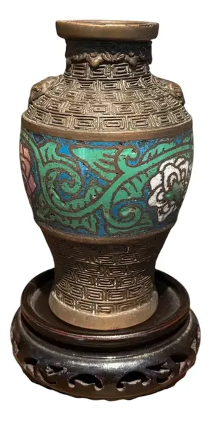 Foto de um(a) Antigo Raro Legítimo Vaso Chinês Oriental Bronze Cloisonné, da categoria de Vasos. Antigo e lindo vasinho em bronze Cloisonné, linda decoração esmaltada à mão ao redor da peça. Essa técnica de trabalho em... Vendido no marketplace Trésors.