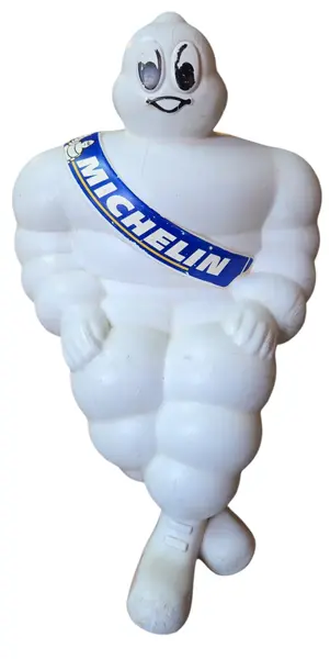 Foto de um(a) Boneco Michelin, da categoria de Bonecos de arte. Rara figura publicitária do icônico mascote da marca de pneus Michelin, o Bibendum. Este boneco apresenta o design clássico... Mostrado de uma perspectiva diferente. Vendido no marketplace Trésors.