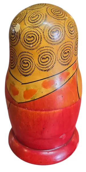 Foto de um(a) Matrioska Russa Vintage (USSR) - Conjunto com 5 Bonecas Pintadas à Mão, da categoria de Bonecas. Relíquia soviética autêntica para colecionadores e amantes de decoração vintage! Este belo conjunto de Matrioskas (bonecas... Mostrado de uma perspectiva diferente. Vendido no marketplace Trésors.