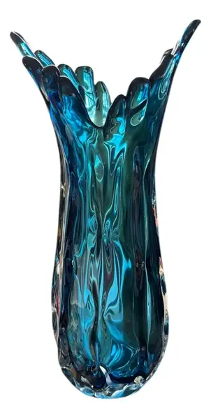 Foto de um(a) Antigo Grande Vaso Cornucópia Em Murano Italiano Azul, da categoria de Vasos. Antigo e grande vaso artístico em Murano italiano na cor azul. Lindo trabalho em camadas, todo feito à mão. Década de... Vendido no marketplace Trésors.