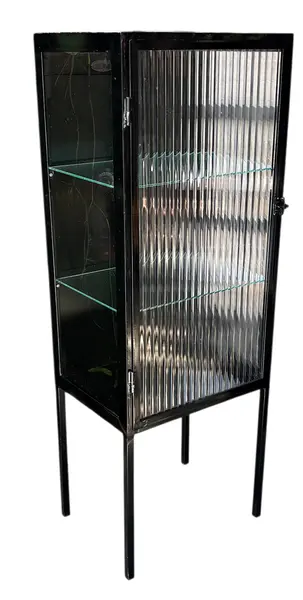 Foto de um(a) Farmacinha Vintage Black | Vidro Canelado, da categoria de Armários e Guarda Roupas. Eleve a organização do seu autocuidado com esta peça exclusiva. Com acabamento em preto fosco e o charmoso vidro frontal... Mostrado de uma perspectiva diferente. Vendido no marketplace Trésors.