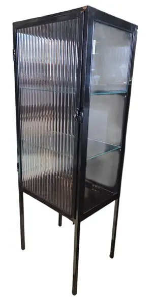 Foto de um(a) Farmacinha Vintage Black | Vidro Canelado, da categoria de Armários e Guarda Roupas. Eleve a organização do seu autocuidado com esta peça exclusiva. Com acabamento em preto fosco e o charmoso vidro frontal... Vendido no marketplace Trésors.