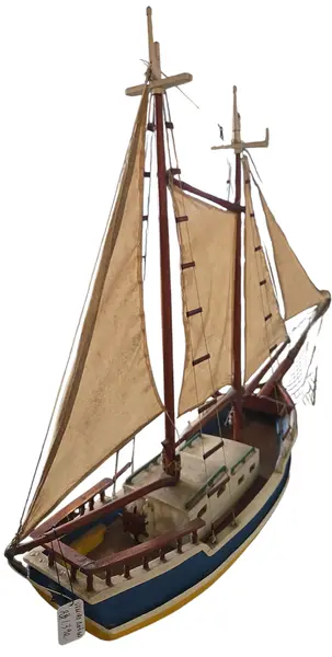 Foto de um(a) Veleiro Antigo em Madeira – Escuna Clássica Pintada à Mão, da categoria de Modelos de barcos. Encanto e Nostalgia em Cada Detalhe Este magnífico veleiro antigo é uma peça decorativa que evoca a era de ouro da... Mostrado de uma perspectiva diferente. Vendido no marketplace Trésors.