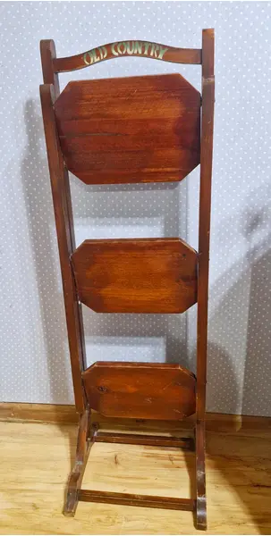Foto de um(a) Linda estante articulável vintage em madeira, da categoria de Estantes e Racks. Linda estante articulável vintage em madeira com 3 andares, com temática de pintura country, sendo representada por... Mostrado de uma perspectiva diferente. Vendido no marketplace Trésors.