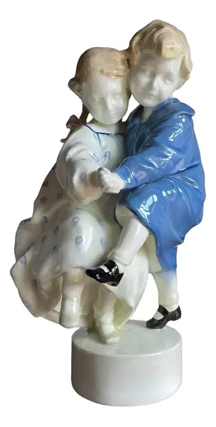 Foto de um(a) Antiga Escultura Casal Criança Porcelana Goldscheider Podola, da categoria de Escultura. ~ Goldscheider ~ Um tesouro dos anos de 1930. Antiga e importante escultura representando duas crianças brincando em... Vendido no marketplace Trésors.