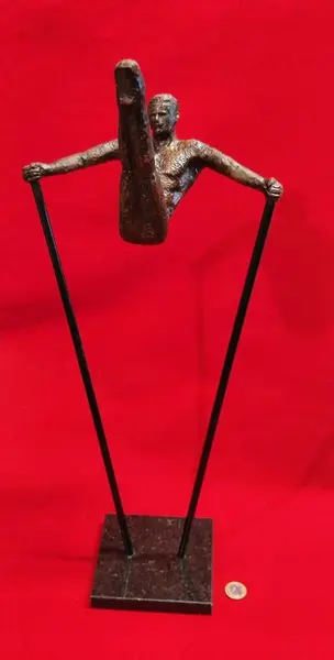 Foto de um(a) Escultura Cinética Inglesa, Anos 2000, da categoria de Escultura. Escultura cinética expressa a arte do movimento em resina com pátina cobre, base em granito preto e hastes em ferro. Obra... Mostrado de uma perspectiva diferente. Vendido no marketplace Trésors.