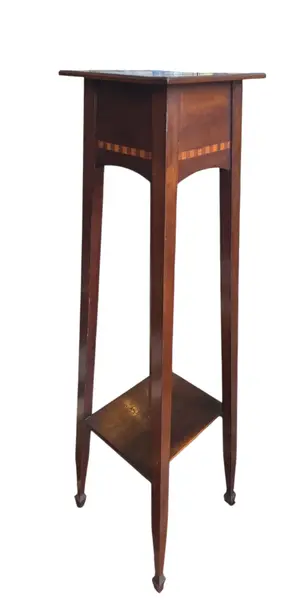 Foto de um(a) Floreira em Imbuia Maciça com Marchetaria – Década de 30, da categoria de Outros objetos decorativos. Esta é uma peça de colecionismo excepcional, que carrega a história da movelaria paranaense do início do século XX. O selo... Vendido no marketplace Trésors.