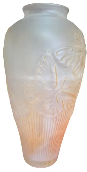 Foto de um(a) Vaso em Vidro Acetinado Fosco - Borboletas, da categoria de Vasos. Magnífico vaso em vidro artístico com acabamento satinê (fosco acetinado), apresentando uma tonalidade degradê delicada que... Mostrado de uma perspectiva diferente. Vendido no marketplace Trésors.