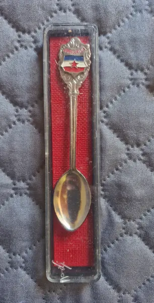 Foto de um(a) Coleção Colheres de Souvenir/Países Diversos - 11 Peças, da categoria de Colheres. Esta coleção exclusiva de colheres de lembrança (souvenir spoons) é perfeita para colecionadores que buscam peças raras e... Mostrado de uma perspectiva diferente. Vendido no marketplace Trésors.