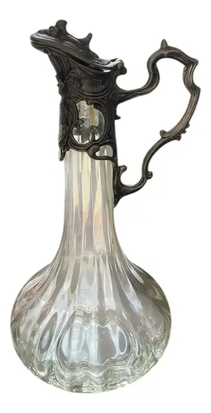 Foto de um(a) Antiga Jarra Claret Jug Decanter Cristal Prata Art Nouveau, da categoria de Jarros. Antiga e finíssima jarra “Claret Jug” geralmente utilizada como decantador de vinho ou licoreira. Corpo em cristal soufflé... Vendido no marketplace Trésors.