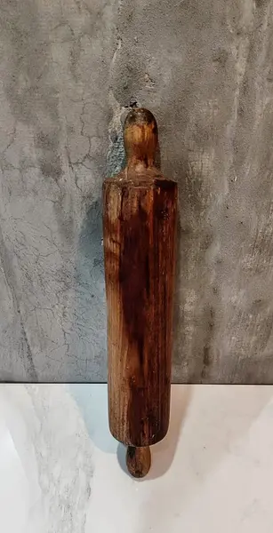 Foto de um(a) Rolo de Massa em Madeira Boa e Pesada, Década de 1970, da categoria de Outros utensílios. Rolo de massa fixo e antigo, ainda feito com madeira boa e pesada, super resistente, década de 1970 C: 42 cm Diâmetro: 7 cm... Mostrado de uma perspectiva diferente. Vendido no marketplace Trésors.