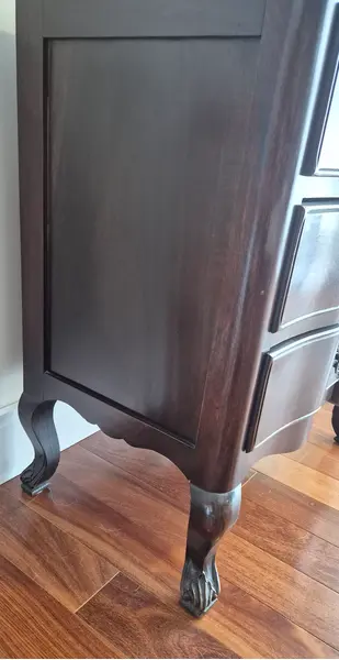 Foto de um(a) Mini cômoda no estilo Chipandelle, da categoria de Cômodas e Sapateira. Mini cômoda no estilo Chipandelle Este estilo é caracterizado por: Frente abaulada (formato "bombê"). Pés curvos em... Mostrado de uma perspectiva diferente. Vendido no marketplace Trésors.