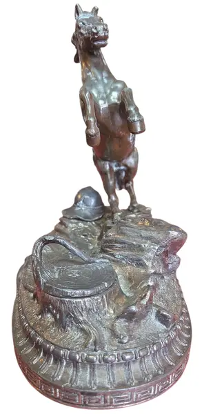 Foto de um(a) Tinteiro de Mesa Monumental: Escultura de Cavalo em Prata 90, da categoria de Escultura. Uma peça rara que une funcionalidade e arte escultural. Este tinteiro de mesa é encimado por uma figura de cavalo... Mostrado de uma perspectiva diferente. Vendido no marketplace Trésors.