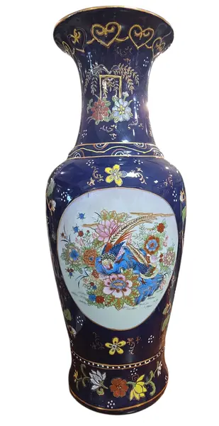 Foto de um(a) Trio de Vasos em Porcelana Azul Cobalto – Detalhes em Ouro e Cenas Orientais, da categoria de Vasos. Imponente conjunto decorativo (Garniture) composto por três vasos em porcelana de alta qualidade, apresentando um acabamento... Mostrado de uma perspectiva diferente. Vendido no marketplace Trésors.