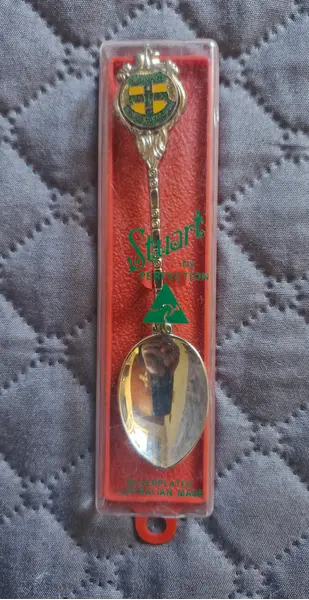 Foto de um(a) Coleção Colheres de Souvenir/Países Diversos - 11 Peças, da categoria de Colheres. Esta coleção exclusiva de colheres de lembrança (souvenir spoons) é perfeita para colecionadores que buscam peças raras e... Mostrado de uma perspectiva diferente. Vendido no marketplace Trésors.