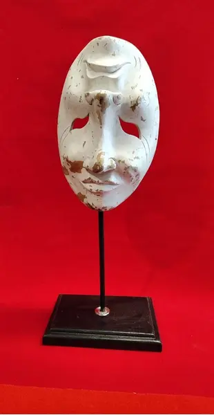 Foto de um(a) Escultura Mascara Teatral Indonésia, Década de 1990, da categoria de Escultura. Escultura de máscara teatral da indonésia, feita em teca, base e haste ebanizada, década de 1990 A: 46 cm L: 15,5 cm Base:... Mostrado de uma perspectiva diferente. Vendido no marketplace Trésors.