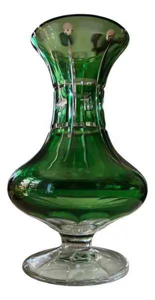 Foto de um(a) Antigo Raro Vaso Jarro Cristal Baccarat Verde Esmeralda, da categoria de Vasos. Antigo e fino vaso em cristal doublé europeu na cor verde esmeralda. Lindíssima lapidação manual e formato muito chique,... Vendido no marketplace Trésors.