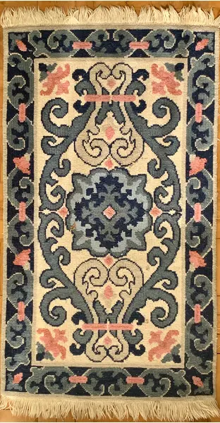 Foto de um(a) Tapete Arraiolo anos 70 tecido a mão em tons azuis, da categoria de Tapetes. Tapete arraiolo anos 70 tecido a mão em tons azuis medindo 1,50m x 80cm. Mostrado de uma perspectiva diferente. Vendido no marketplace Trésors.