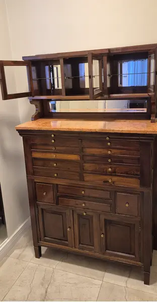 Foto de um(a) Armario/gabinete com portas e gavetas, da categoria de Arquivos e Gaveteiros. Armário ou gabinete para armazenamento Devido aos seus muitos gavetas pequenas e à sua aparência, pode ser um gabinete de... Mostrado de uma perspectiva diferente. Vendido no marketplace Trésors.