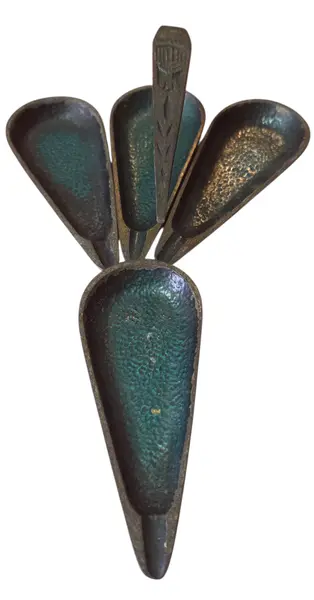 Foto de um(a) Cinzeiro Israelense em Relevo, da categoria de Cinzeiros. Uma peça que é pura história. Este cinzeiro traz gravuras detalhadas em alto-relevo que homenageiam os marcos históricos de... Mostrado de uma perspectiva diferente. Vendido no marketplace Trésors.