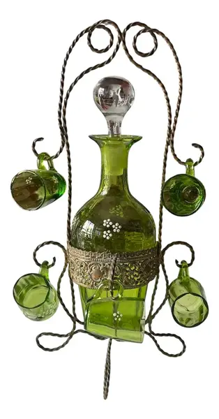 Foto de um(a) Antiga Garrafa Licoreira Copinhos Murano Veneziano Verde, da categoria de Garrafas, potes e jarros. Antiga e preciosa licoreira com cinco copinhos em vidro artístico veneziano na cor verde esmeralda, acompanha o suporte... Vendido no marketplace Trésors.