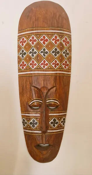 Foto de um(a) Belas máscaras de Bali, da categoria de Objetos de parede esculturais. Trio de máscaras de Bali. As máscaras de Bali misturam espiritualidade, ancestralidade, história e arte. Objeto decorativo e... Mostrado de uma perspectiva diferente. Vendido no marketplace Trésors.
