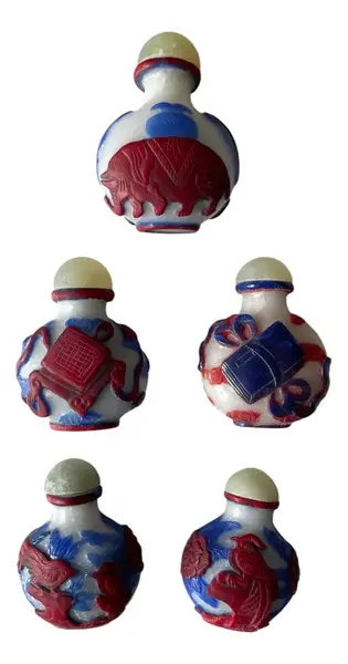Foto de um(a) Antiga Coleção De Perfumeiros Snuff Bottle Orientais, da categoria de Perfumeiros. Antiga coleção de perfumeiros orientais esculpidos a mão. Uma beleza! Medidas 5x6cm cada. Vendido no marketplace Trésors.
