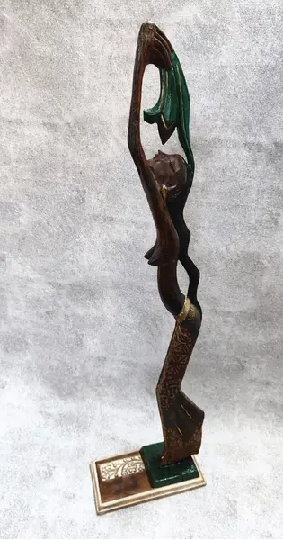 Foto de um(a) Escultura Balinesa em Madeira Entalhada, Década de 1980, da categoria de Escultura. Escultur balinesa em madeira entalhada policromada e com integração de tecido com estampa também balinesa na saia, base em... Mostrado de uma perspectiva diferente. Vendido no marketplace Trésors.
