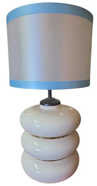 Foto de um(a) Abajur moderno em porcelana branca, da categoria de Abajures. Abajur versátil e elegante com base em porcelana trabalhada em relevo ondulado. Design funcional que combina com qualquer... Mostrado de uma perspectiva diferente. Vendido no marketplace Trésors.