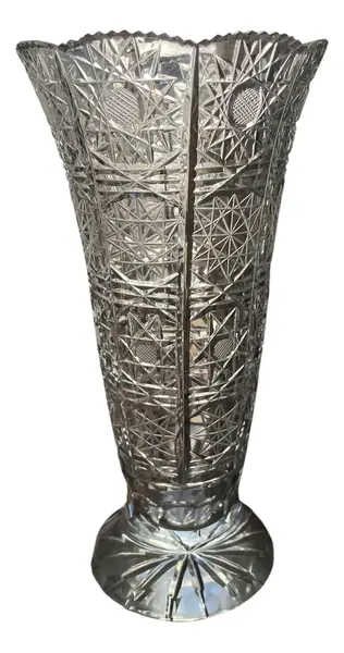 Foto de um(a) Antigo Grande Vaso Jarro Decorativo Cristal Tcheco Lapidado, da categoria de Vasos. Antigo e grande vaso decorativo em cristal translúcido com lindo brilho natural e primorosa lapidação manual. Peça alta,... Vendido no marketplace Trésors.