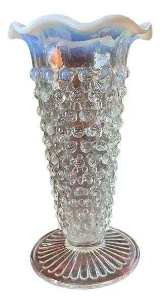 Foto de um(a) Antigo Vasinho Opalescente Em Opalina Art Deco Fenton Glass, da categoria de Vasos. ~ Fenton Art Glass ~Manufatura americana fundada em 1905. Antigo vasinho artístico em vidro opalescente com a borda... Vendido no marketplace Trésors.