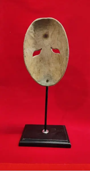 Foto de um(a) Escultura Mascara Teatral Indonésia, Década de 1990, da categoria de Escultura. Escultura de máscara teatral da indonésia, feita em teca, base e haste ebanizada, década de 1990 A: 46 cm L: 15,5 cm Base:... Mostrado de uma perspectiva diferente. Vendido no marketplace Trésors.
