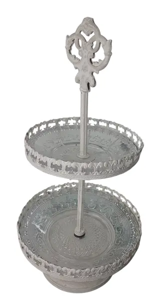 Foto de um(a) Fruteira / Doceira de 2 Andares Estilo Provençal - Metal Trabalhado e Vidro, da categoria de Fruteiras. Elegante suporte de dois andares com design inspirado no estilo Shabby Chic / Provençal. Esta peça une a robustez do metal... Mostrado de uma perspectiva diferente. Vendido no marketplace Trésors.