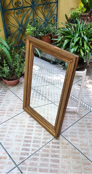 Foto de um(a) Espelho vintage, com moldura em madeira, da categoria de Espelhos. Linda peça em perfeito estado, sem riscos, moldura em madeira com douração. Mostrado de uma perspectiva diferente. Vendido no marketplace Trésors.