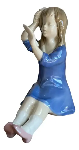 Foto de um(a) Antiga Figurine Bibelô Menina Com Espelho Porcelana Alemã, da categoria de Modelos e estatuetas. Antiga figurine/bibelô em porcelana artística alemã. Cores típicas de meados do século XX. Muito decorativa e colecionável.... Vendido no marketplace Trésors.