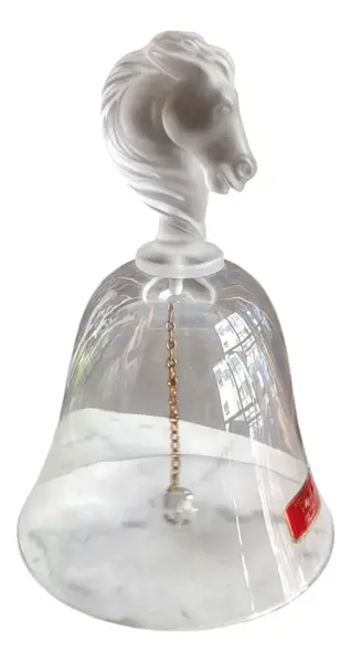 Foto de um(a) Antigo Raro Sino Escultura Cavalo Cristal Francês Satiné, da categoria de Escultura. Antigo e raro sino decorativo em cristal francês com cabeça de cavalo em satiné. Bastante riqueza de detalhes neste trabalho... Vendido no marketplace Trésors.