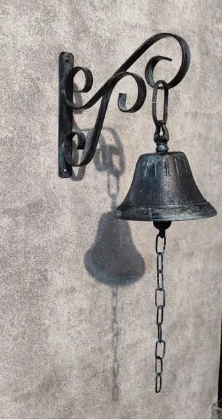 Foto de um(a) Sino de Parede em Ferro, da categoria de Objetos de parede. Sino de parede em ferro patinado e envelhecido com suporte de parede com volutas e corrente no badalo. Um excelente som! ... Mostrado de uma perspectiva diferente. Vendido no marketplace Trésors.