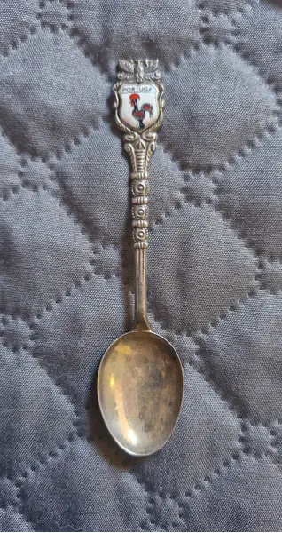 Foto de um(a) Coleção Colheres de Souvenir/Países Diversos - 11 Peças, da categoria de Colheres. Esta coleção exclusiva de colheres de lembrança (souvenir spoons) é perfeita para colecionadores que buscam peças raras e... Mostrado de uma perspectiva diferente. Vendido no marketplace Trésors.