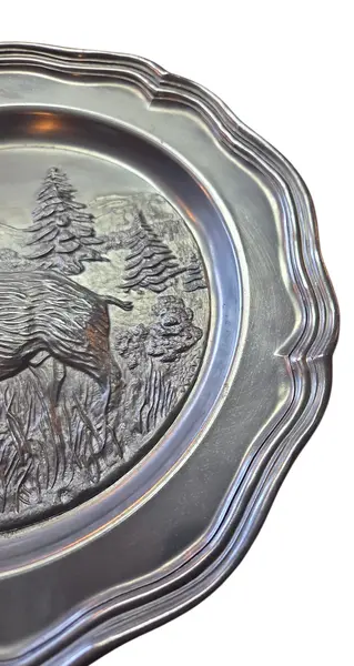 Foto de um(a) Prato Decorativo Alemão Rein Zinn – Estanho Puro Colecionável, da categoria de Pratos Decorativos. Adicione um toque de história alemã à sua decoração com este prato em estanho puro (Rein Zinn). Esta peça vintage destaca-se... Mostrado de uma perspectiva diferente. Vendido no marketplace Trésors.